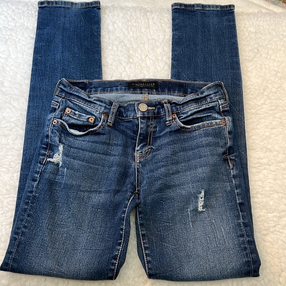 Aeropostale Skinny Leg Jeans in Size 2. EUC. Slightly distressed.